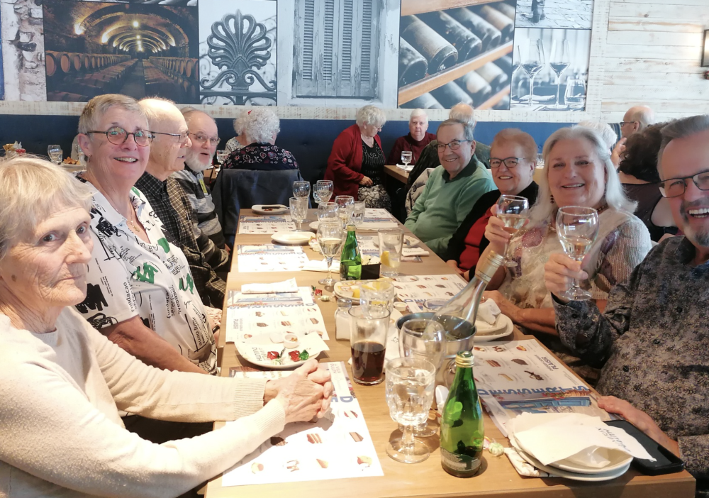 Les amis au resto pour les fêtes